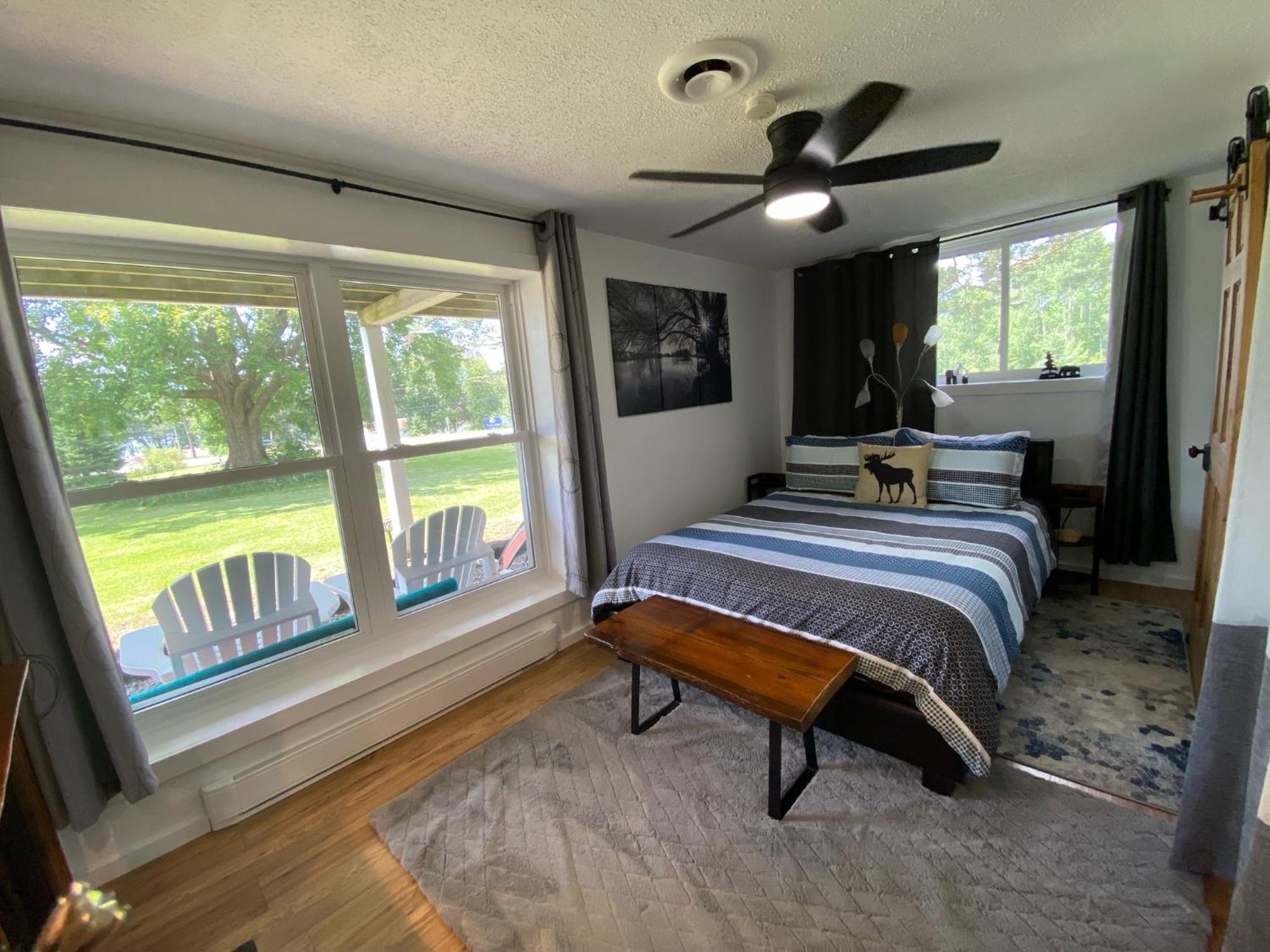 Our Place Up North Bnb Хантсвилл Экстерьер фото