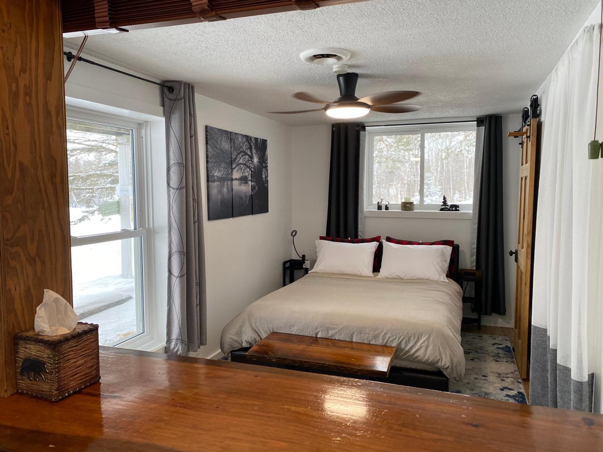 Our Place Up North Bnb Хантсвилл Экстерьер фото