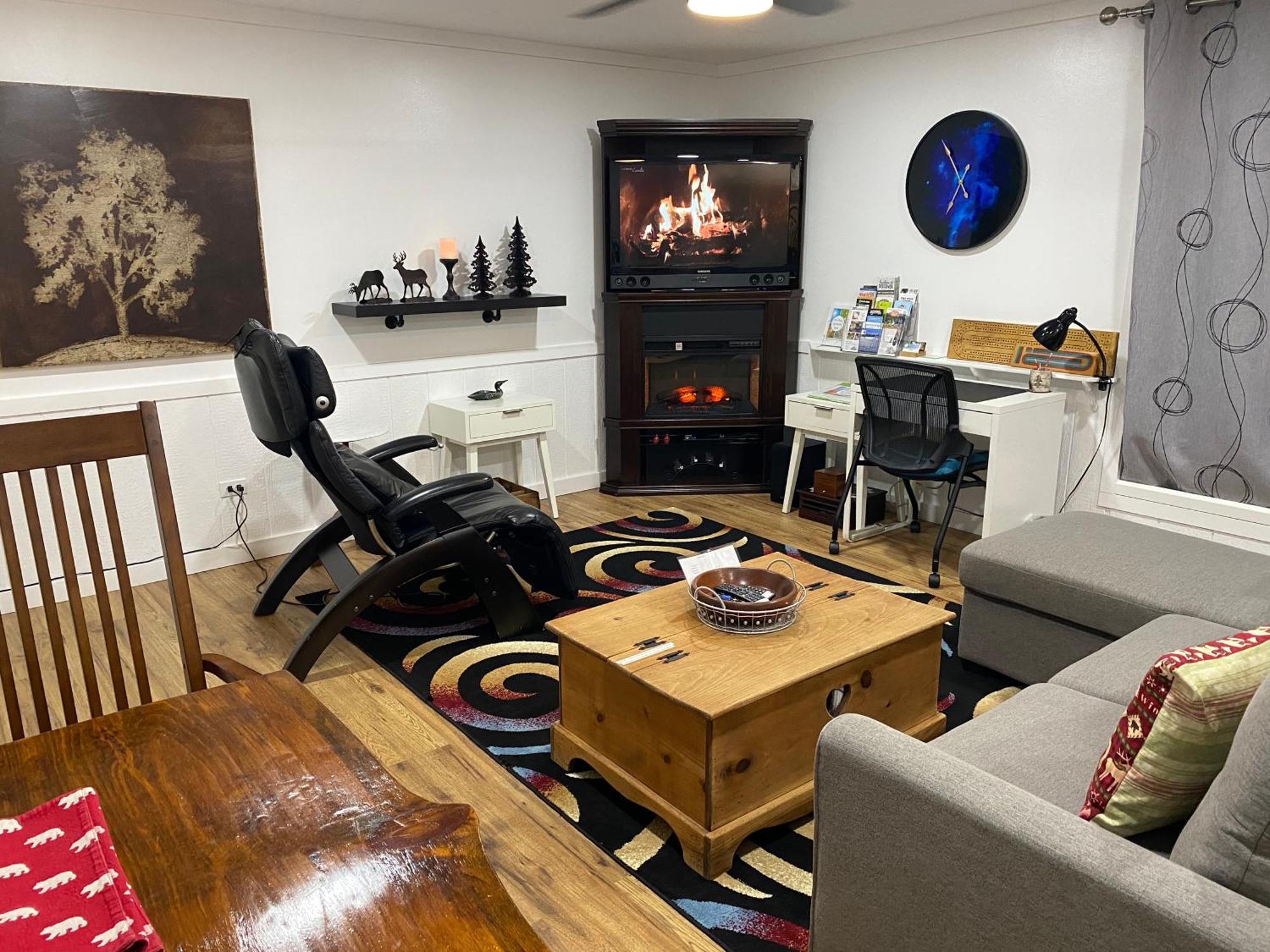 Our Place Up North Bnb Хантсвилл Экстерьер фото